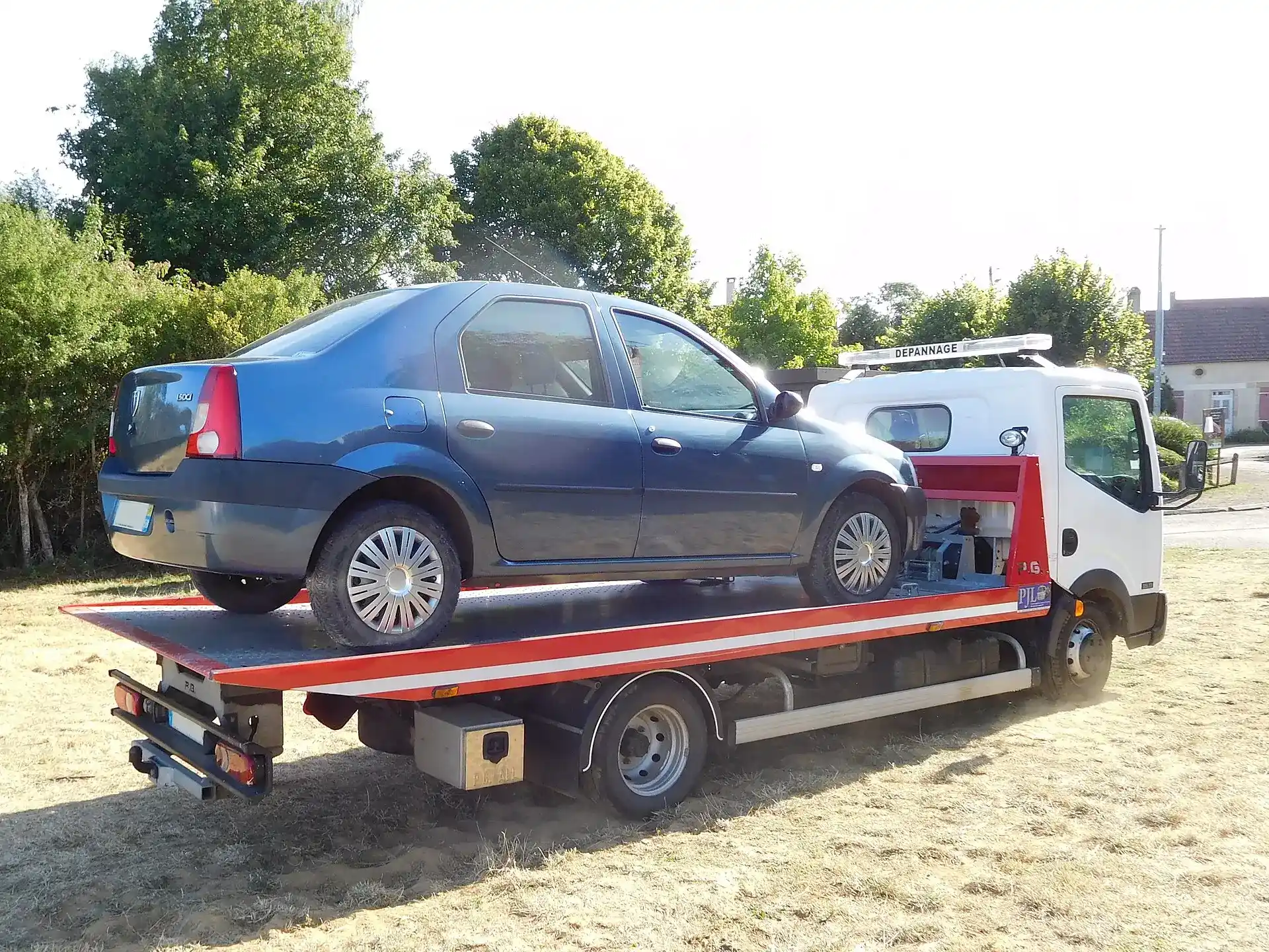 Dépanneuse lors d'une intervention d'enlèvement de véhicule